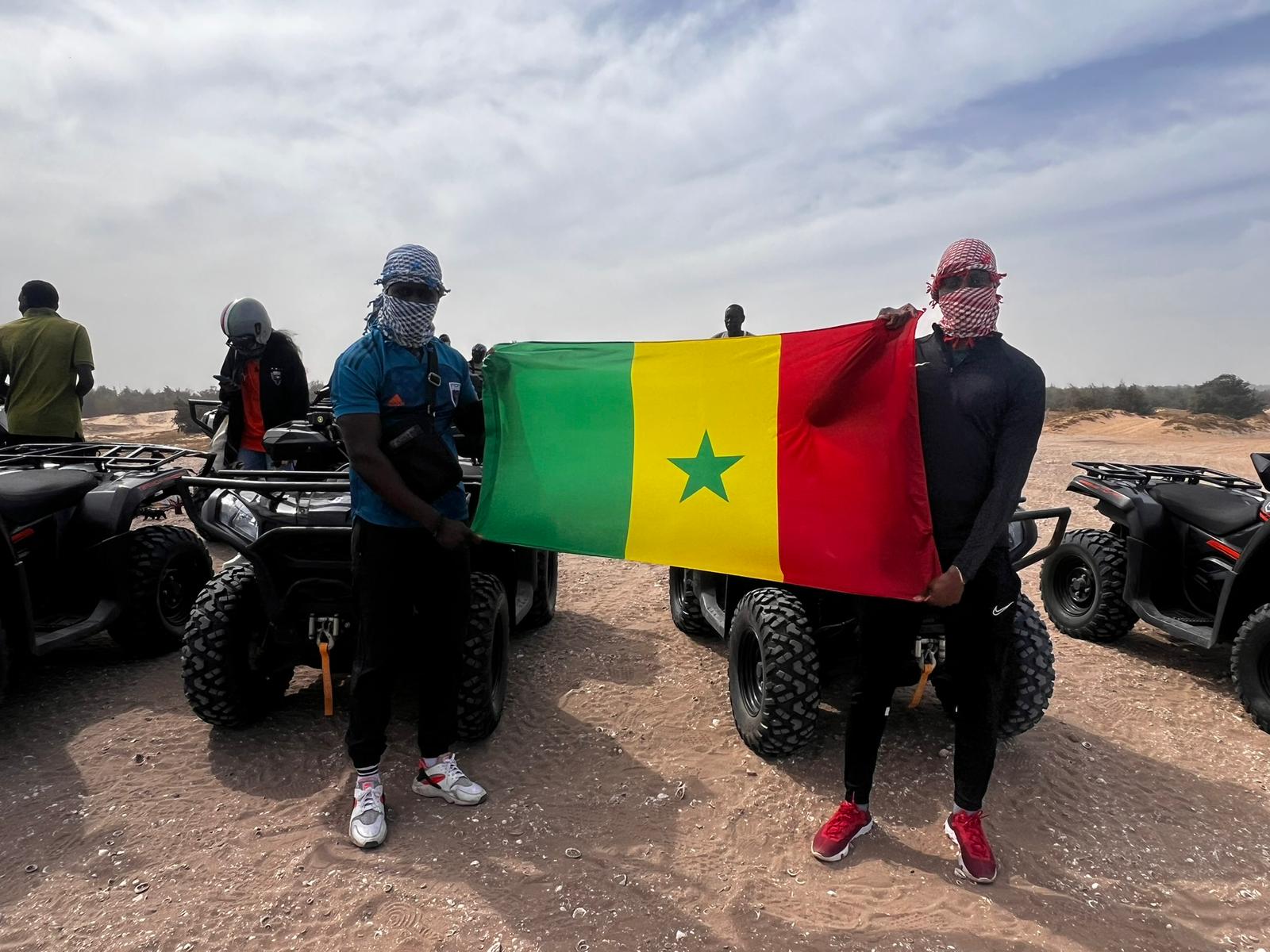 Pirogue sur le Lac Rose avec drapeau du Sénégal - Nomads Travel
